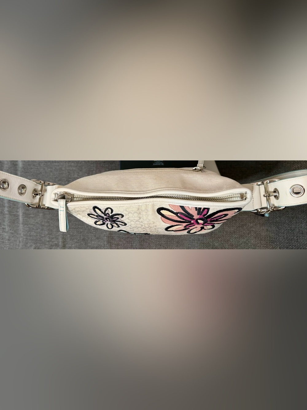 Coach Signature White Floral Bee Duffle Crossbody Bag No. A0769-F10871 - Picture 4 of 11
